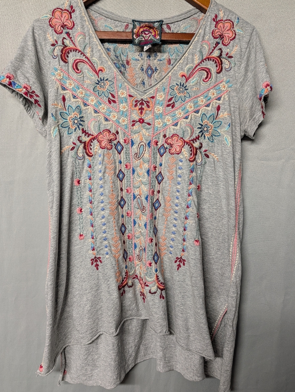 Johnny Was Tua Light Gray Embroidered V-Neck Tunic Short Sleeve Tee Size XS
